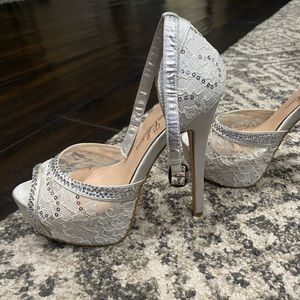 Used super high platform heels perfect for a wedding or event. Used size 5.5!